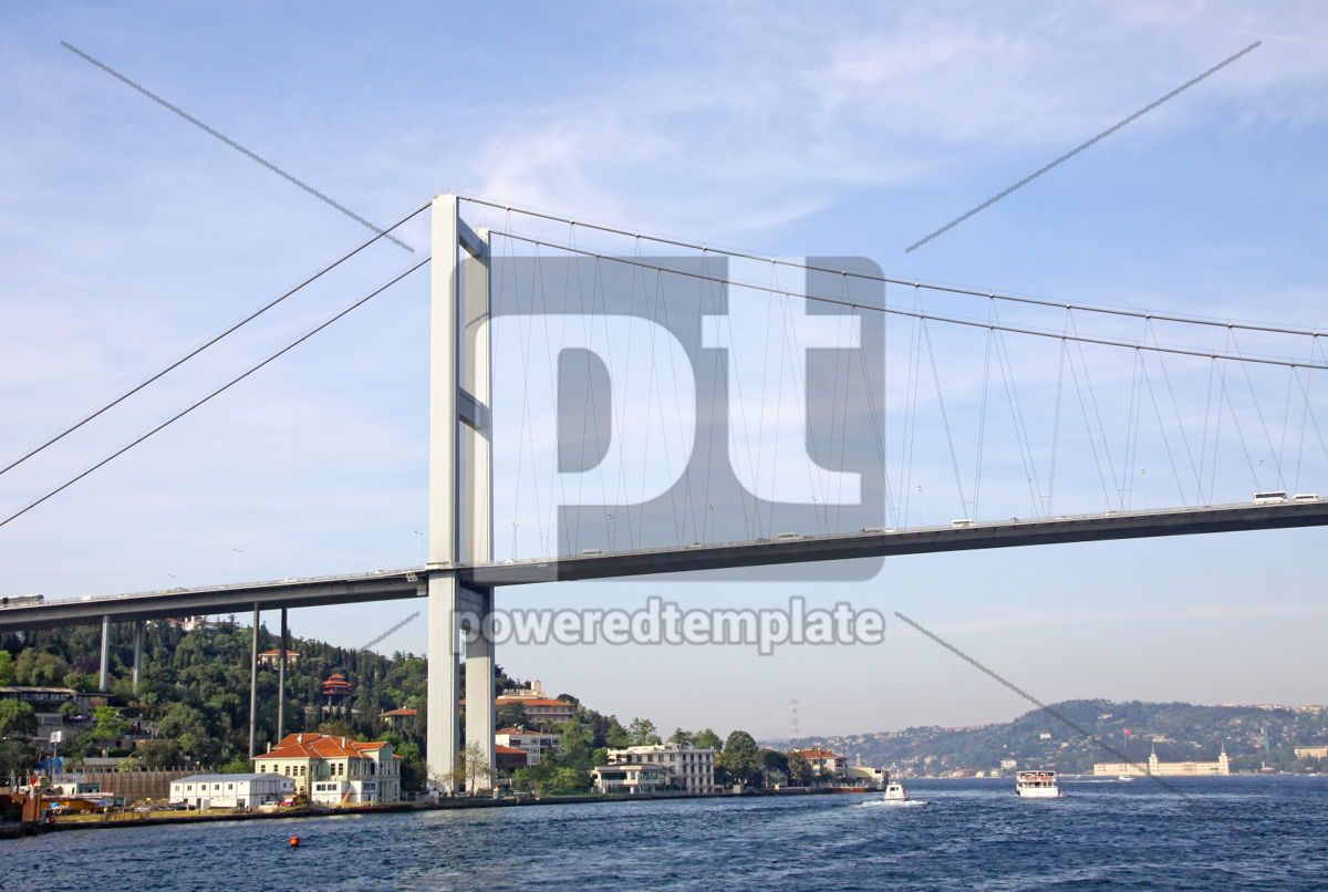 イスタンブールトルコのボスポラス海峡に架かるボスポラス橋 写真ストックフォト