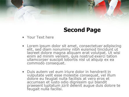 Templat PowerPoint Bermain Sepak Bola, Slide 2, 01123, Olahraga — PoweredTemplate.com