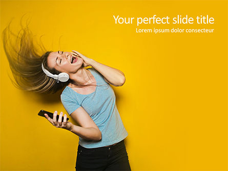幸せな女ヘッドフォンで音楽を聴くと踊り - PowerPointテンプレート, 15713, 人 — PoweredTemplate.com