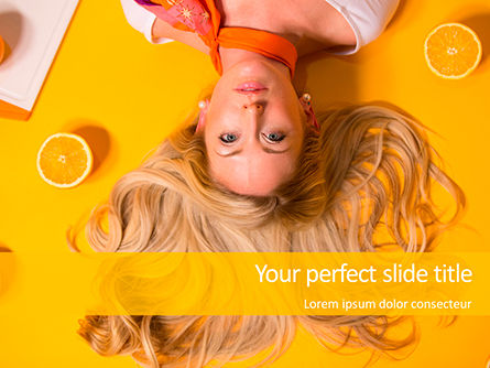 Modèle PowerPoint gratuit de portrait de jeune fille blonde sur fond jaune avec des oranges, Gratuit Modele PowerPoint, 15749, Mensen — PoweredTemplate.com