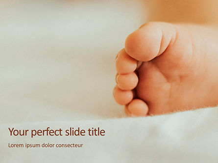 新生児の足に焦点を当てる - 無料PowerPointテンプレート, 無料 PowerPointテンプレート, 15890, 人 — PoweredTemplate.com