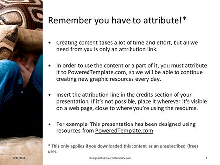 Modèle PowerPoint gratuit de pieds nus garçon enfant assis sur un canapé sous des oreillers, Diapositive 3, 15893, Mensen — PoweredTemplate.com