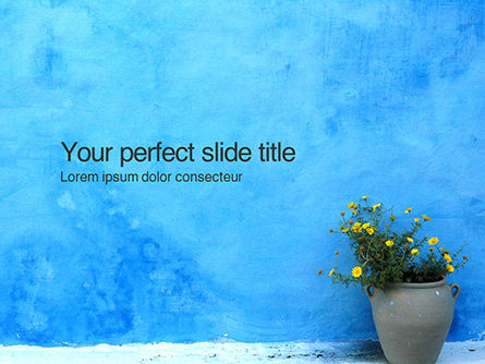 Plantilla de PowerPoint - calle olla con flores contra la pared azul, Plantilla de PowerPoint, 15958, Art & Entertainment — PoweredTemplate.com