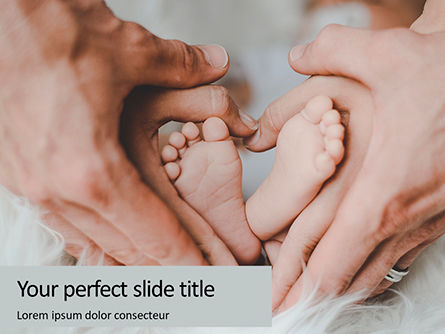 Children's Feet In Heart-shaped Hands Of Mother And Father Presentation Gratis Powerpoint Template, Gratis PowerPoint-sjabloon, 16667, Mensen — PoweredTemplate.com